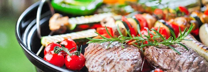 Fleisch und Gemüse auf einem Rundgrill